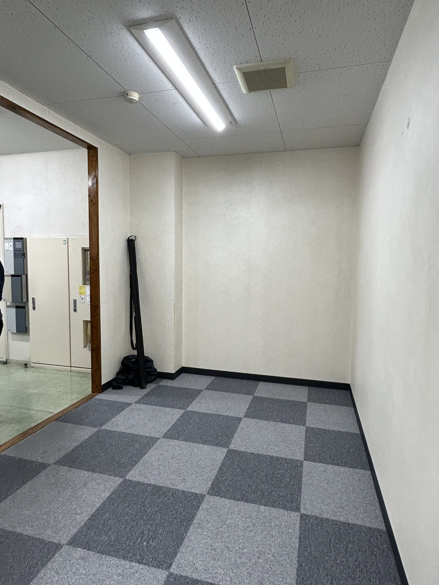 更衣室を役員室へ改装する前のオフィス空間